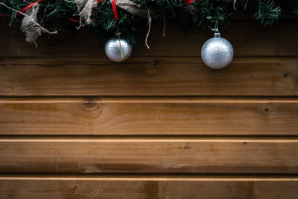 Рождественские ветви с игрушками — стоковое фото