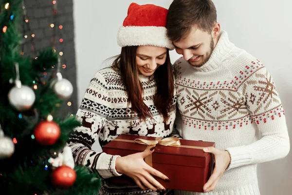 Hombre dando regalo de Navidad a la mujer — Foto de Stock