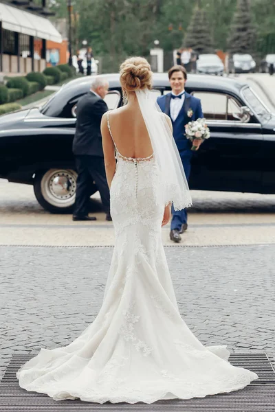 Novio con ramo de bodas —  Fotos de Stock