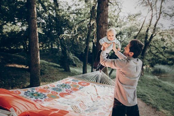 Padre jugando con su hijo — Foto de Stock