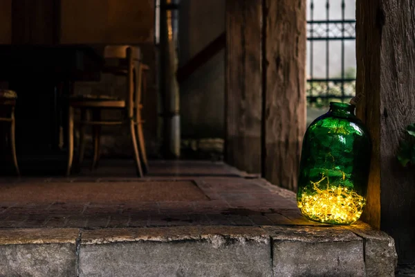 Vaso con ghirlanda di Natale luci — Foto Stock