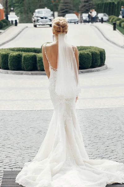 Невеста в белом свадебном платье — стоковое фото