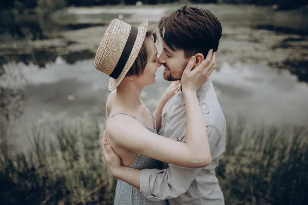 Uomo abbracciando ragazza al lago — Foto Stock