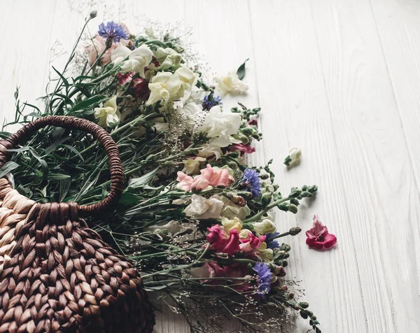 Kleur bloemen in rieten tas — Stockfoto