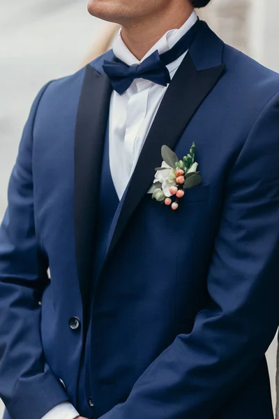 Groom en élégant costume bleu — Photo