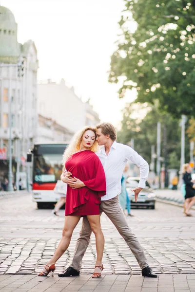 Pareja bailando en la calle — Foto de Stock