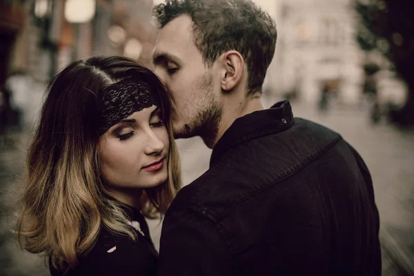 Man kissing head of his woman — Stock Photo, Image