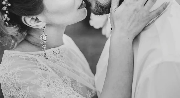 Casamento casal beijando — Fotografia de Stock