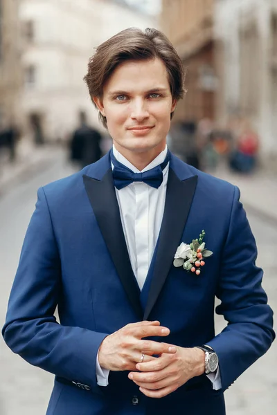 Glimlachend bruidegom in blauwe pak — Stockfoto