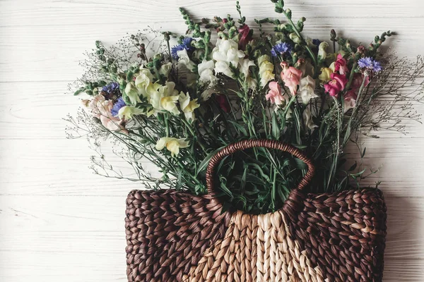 Mooie wilde bloemen in rieten tas — Stockfoto