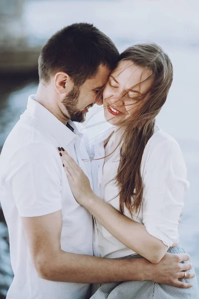 Mulher e homem em roupas da moda — Fotografia de Stock