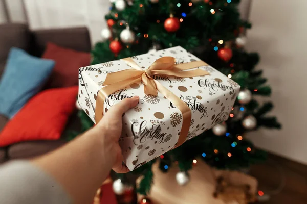 Mão segurando caixa de presente de Natal — Fotografia de Stock