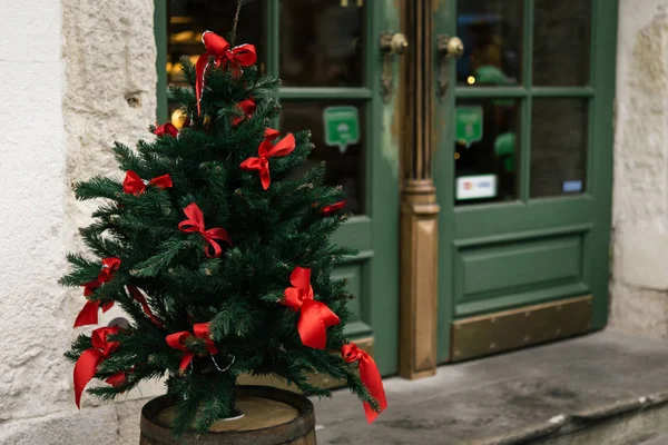 Arbre de Noël avec des arcs rouges , — Photo