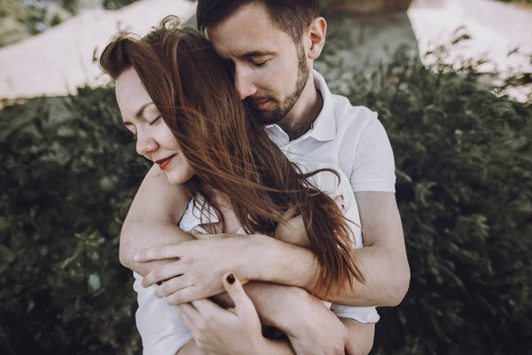 Homem abraçando sua mulher — Fotografia de Stock