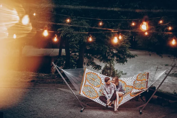 Pasangan yang beristirahat di tempat tidur gantung — Stok Foto