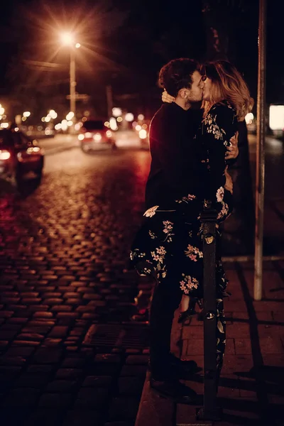 Couple baisers dans la rue de nuit — Photo