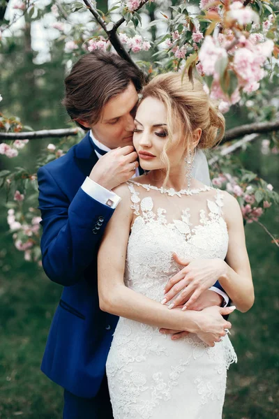 Nygift par kramar i park — Stockfoto