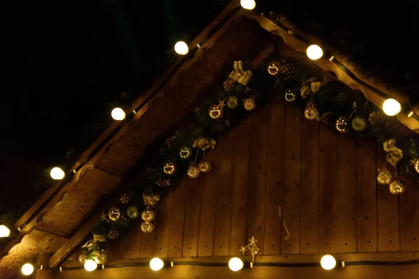 Noel dekore edilmiş çatı — Stok fotoğraf