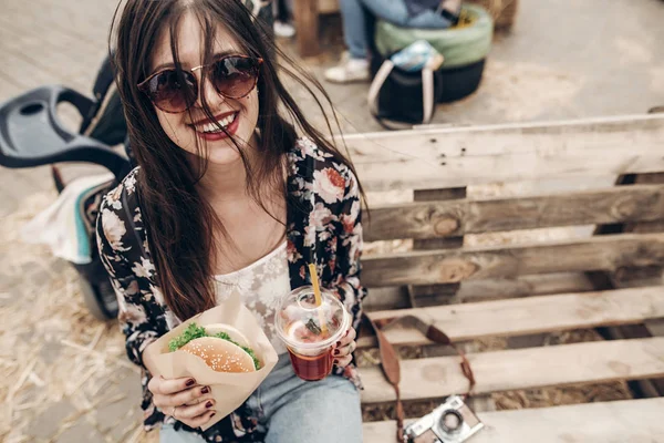 Menina com hambúrguer e bebida — Fotografia de Stock