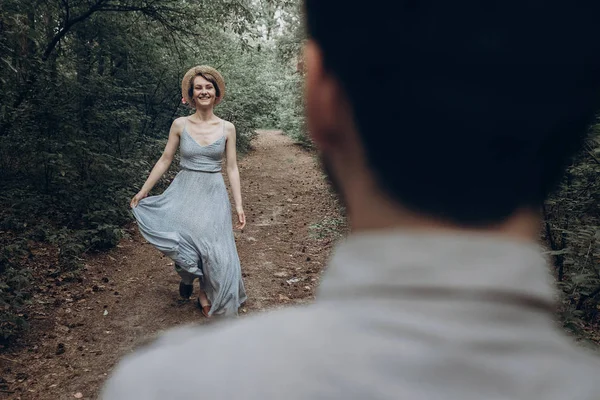 Chica en vestido caminando a hombre — Foto de Stock