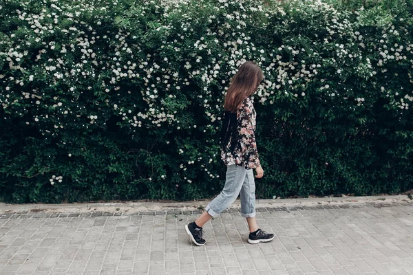 Hipster vrouw wandelen in het park — Stockfoto