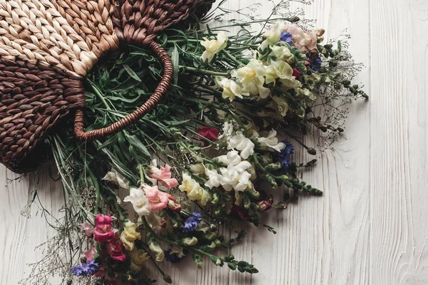 Flores en cesta rústica — Foto de Stock