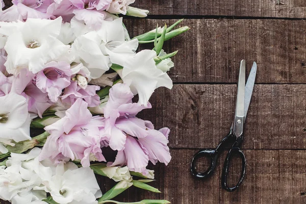 Tesoura e gladíolos rosa e branco — Fotografia de Stock