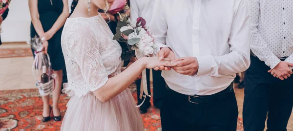 Novia y novio intercambian anillos — Foto de Stock