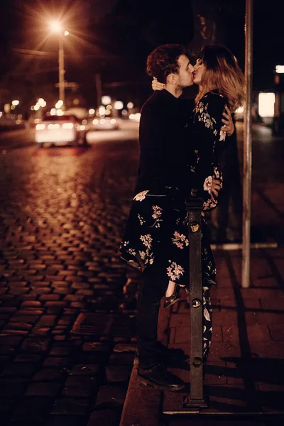 Homem beijando sua namorada — Fotografia de Stock