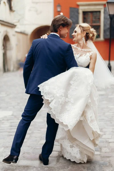 Jonggehuwde paar dansen in de straat — Stockfoto