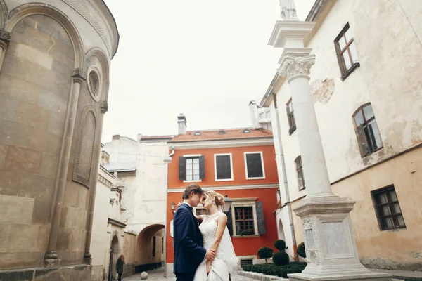 Noiva e noivo perto da velha catedral — Fotografia de Stock