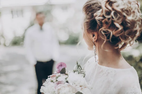 Menyasszony bouquet, vőlegény nézett — Stock Fotó