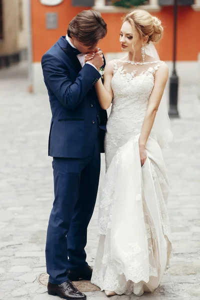 Newlywed couple dancing in street — Stock Photo, Image