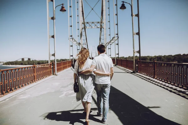 Couple marchant sur le pont — Photo