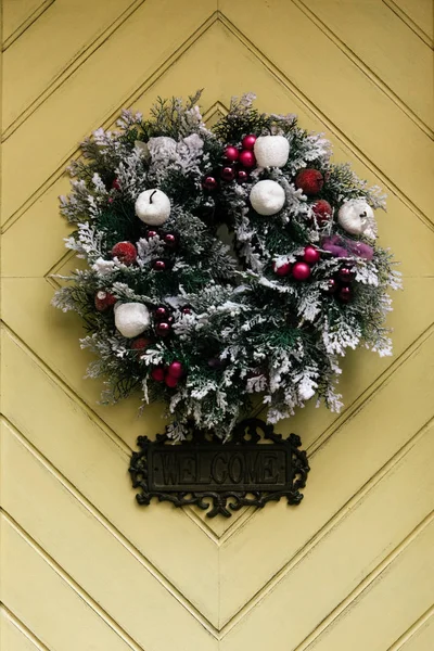 De kroon van Kerstmis op geometrie deur — Stockfoto
