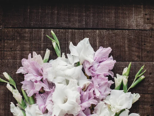 Roze en witte gladioluses — Stockfoto