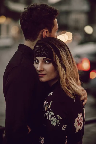Femme et homme embrassant — Photo