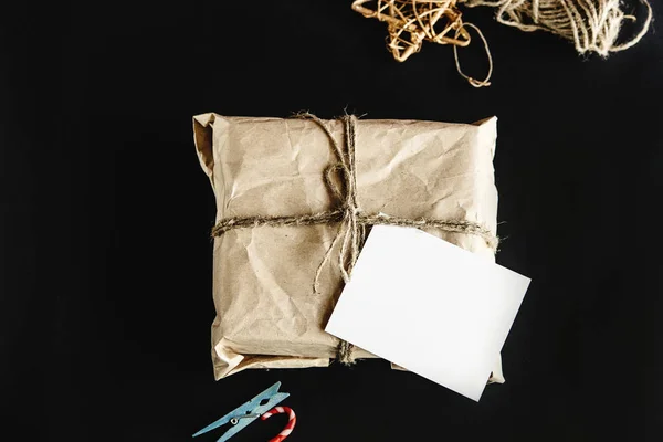 Caja de regalo con tarjeta de felicitación —  Fotos de Stock