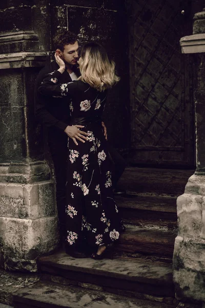 Couple baisers près de porte en métal — Photo