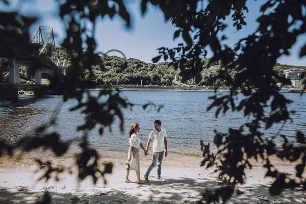 Couple walking holding hands — Stock Photo, Image