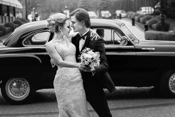 花嫁および新郎野外ダンス — ストック写真
