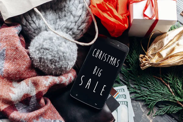 Vánoční prodej text na displeji telefonu — Stock fotografie