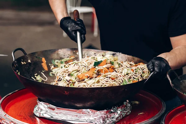 Deniz ürünleri ve sebze ile makarna