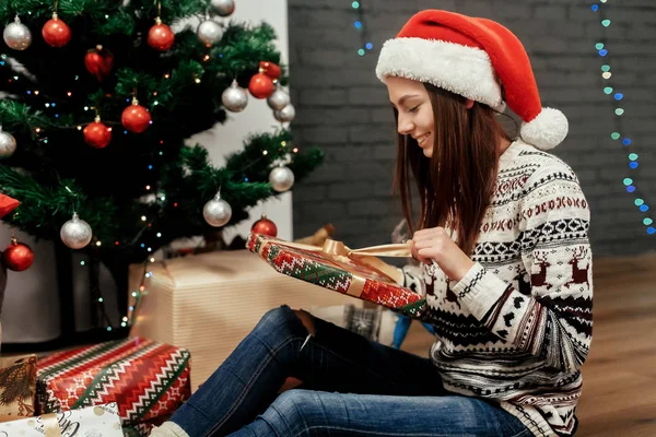 Noel hediyeni açma kız — Stok fotoğraf