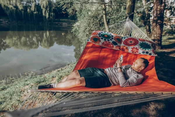 Mann entspannt sich auf Hängematte — Stockfoto