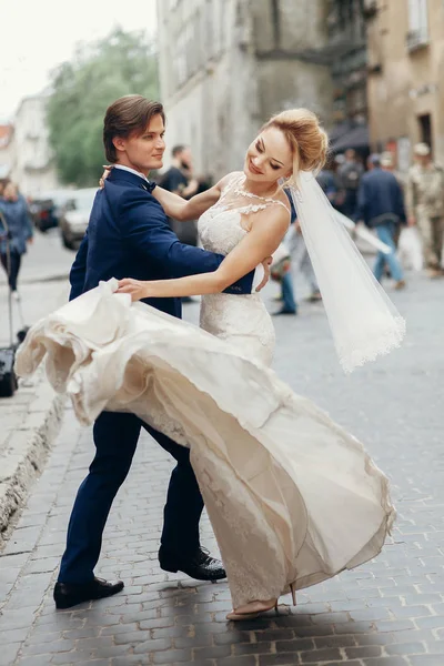 Recién casados bailando — Foto de Stock