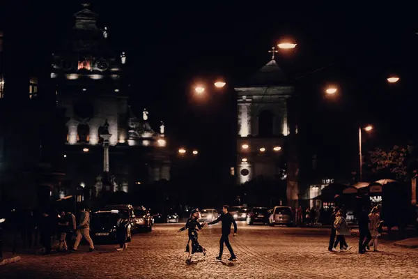 Счастливая пара на улице — стоковое фото