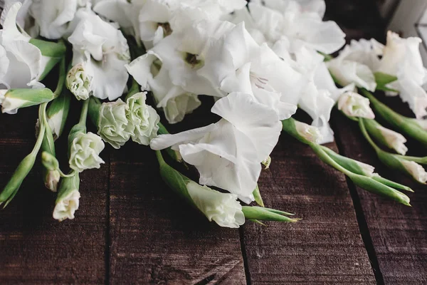 Bellissimi gladioli bianchi su sfondo di legno rustico.gara g — Foto Stock