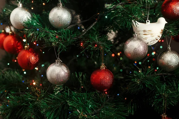 Dekorationen hängen am Weihnachtsbaum — Stockfoto