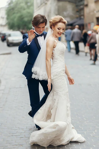 Casal recém-casado dançando — Fotografia de Stock